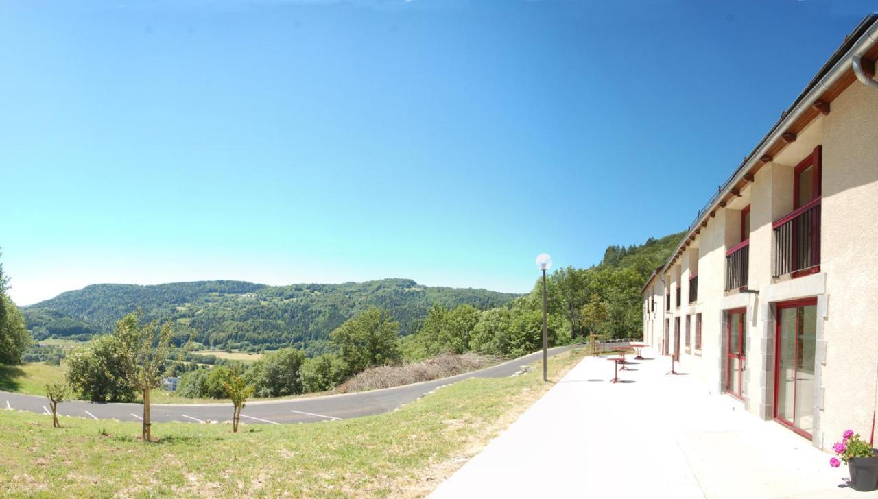 Gite Du Haut Cantal - Appartements Meubles Avec Kitchenette Et Chambres Sans Kitchenette Condat  外观 照片